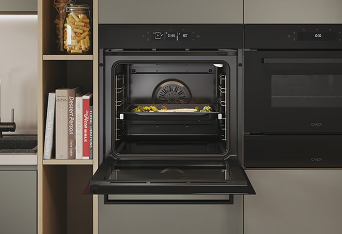 Απεικονίζεται ο φούρνος ανοιχτός.